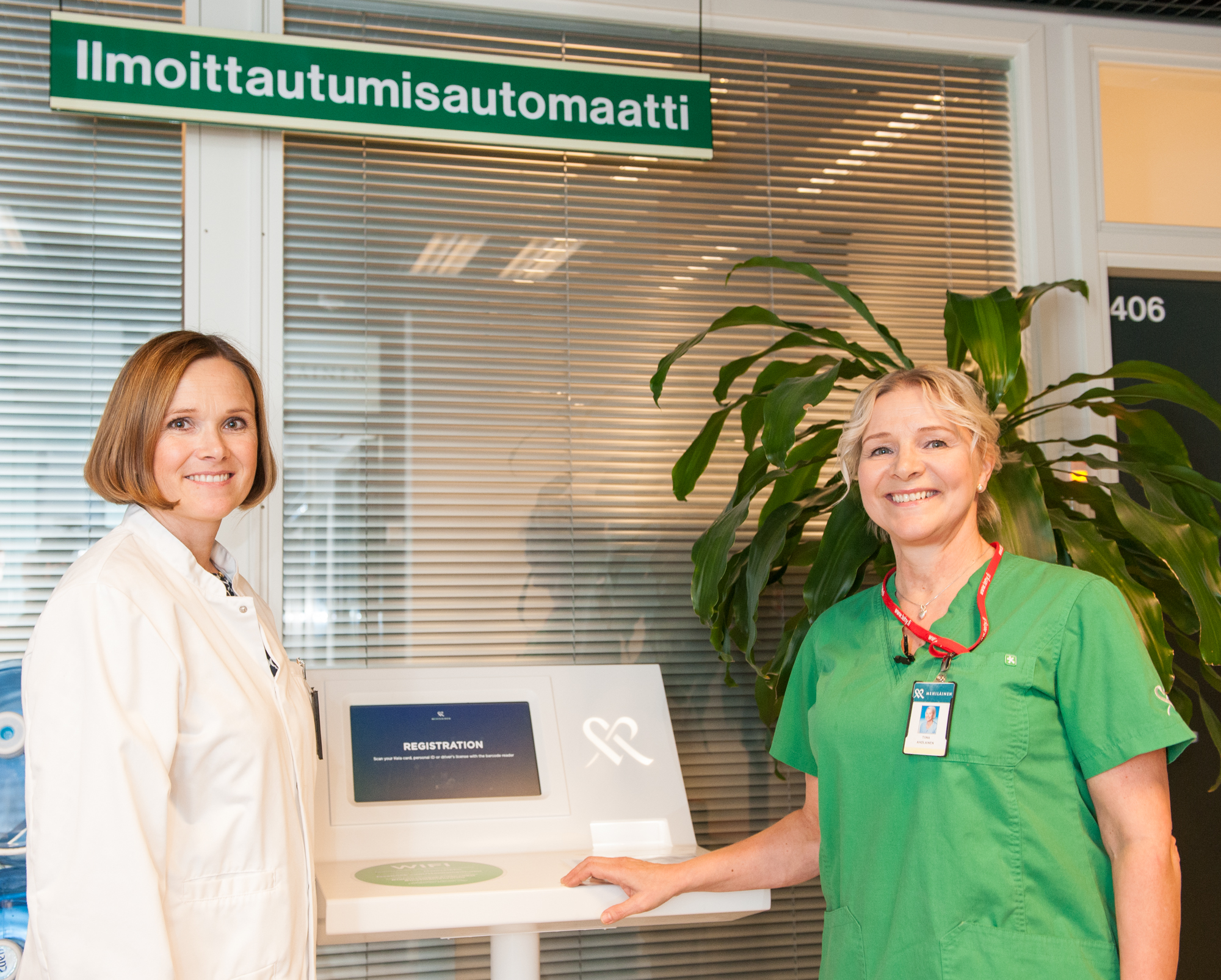 Kaksi terveyskeskus Mehiläisen naispuolista työntekijää hymyilee kameraan päin